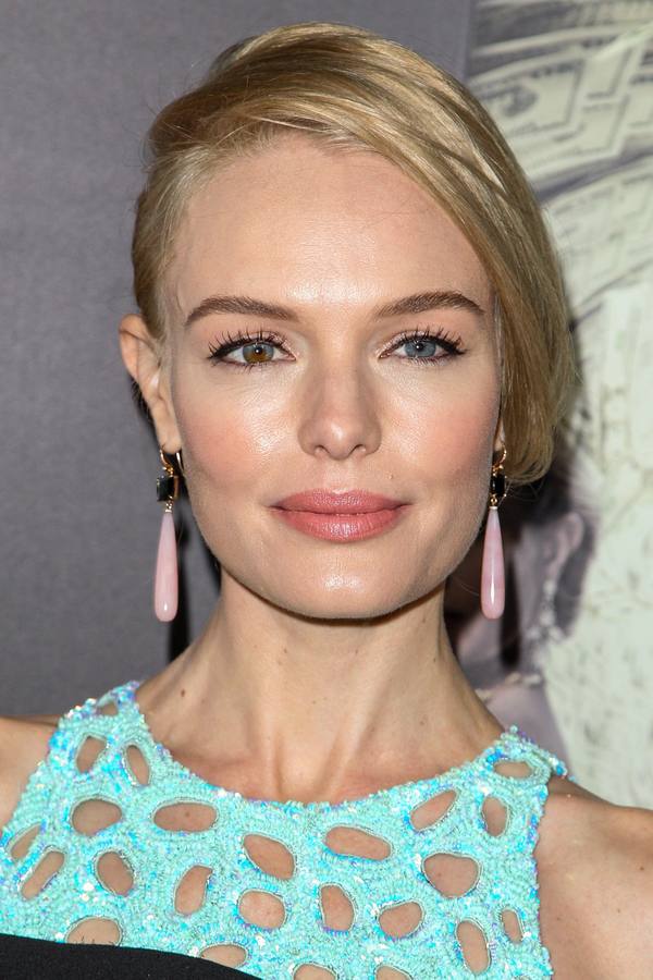 Kate Bosworth con un falso bob peinado hacia un lado y con el pelo extra liso.