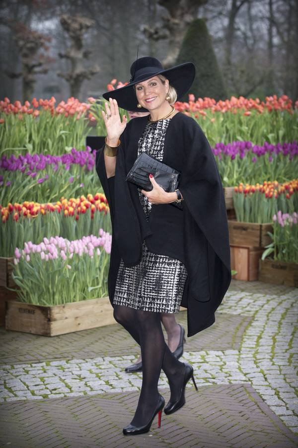 La monarca argentina tiene como complemento estrella el tocado en cada uno de sus looks.