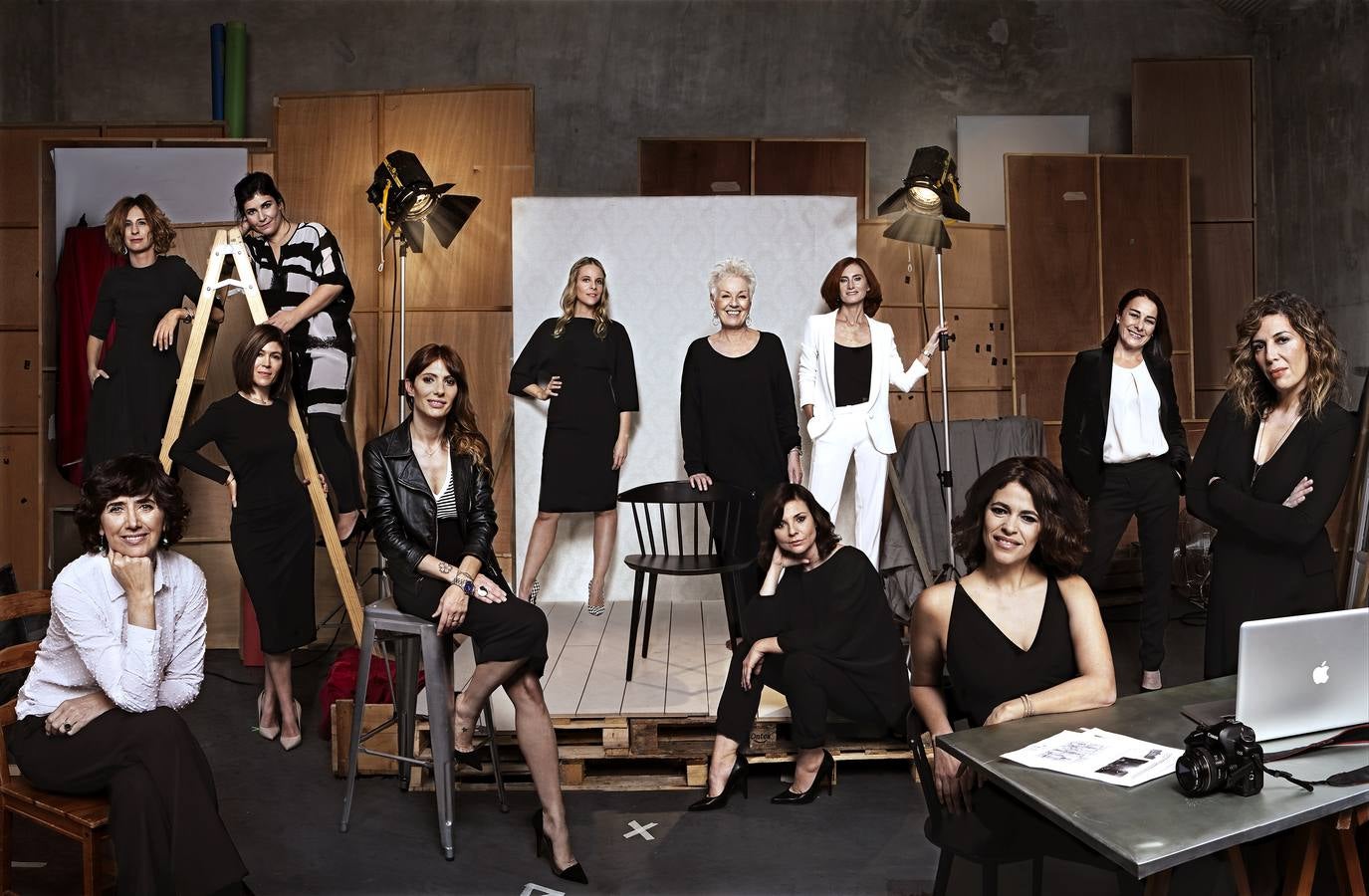 Sara Bilbatua, directora de casting, Elio Seguí, Deborah Palomo, Nuria Terrón, creadoras y directoras de Ellas Comunicació, Marta Gómez, jefa de prensa de A6 Cinema, Marta Artiz, representante en A6 Cinema Natalia Lukic, cofundadora y directora de Mesala Films, Katrina Bayonas, fundadora y directora de la agencia Kuranda, Trini Solano, jefa de prensa y representante de 'La portería de Jorge Juan', Rosa Estévez, directora de casting, Yolanda Serrano y Eva Leira, directoras de casting. Para el look Hollywood Waves Siren Waves, de L'Oreal Professionel, y Tratamiento Noche Diamant de Beauté de Carta. Fotos: Pedro Walter. Estilismo: José Herrera.