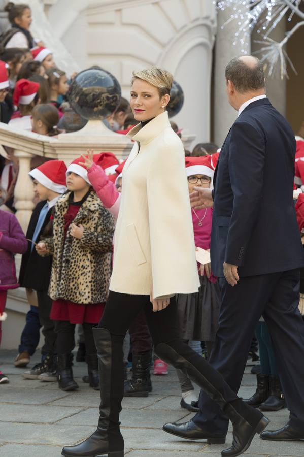 La mujer de Alberto de Mónaco apuesta por el blanco y negro en la mayoría de sus looks, siempre de cortes rectos y limpios.