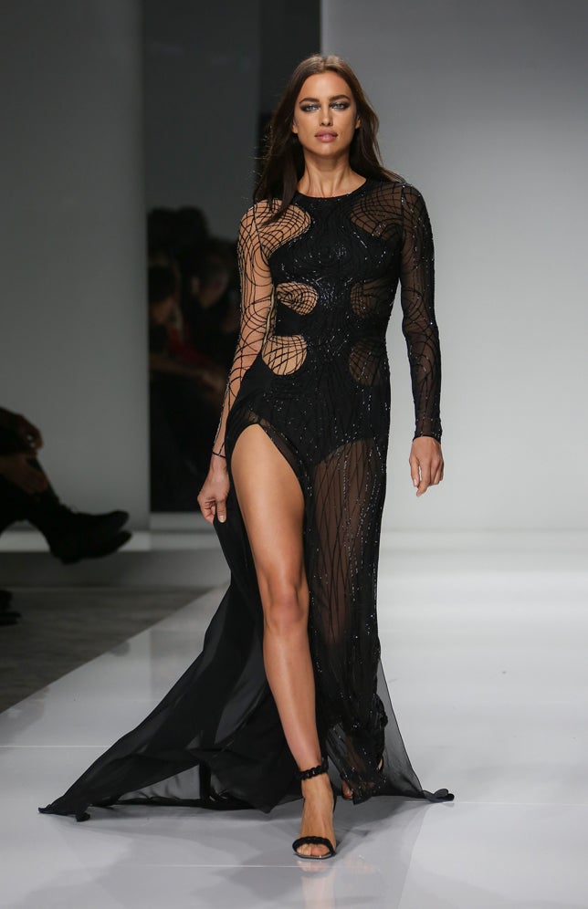 La modelo, con sugerente vestido con transparencias y trampantojos, y gran abertura lateral.