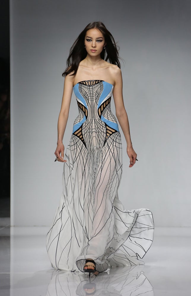 Siluetas vaporosas, detalles 'cut out' y pinceladas flúor, una constante para Donatella.