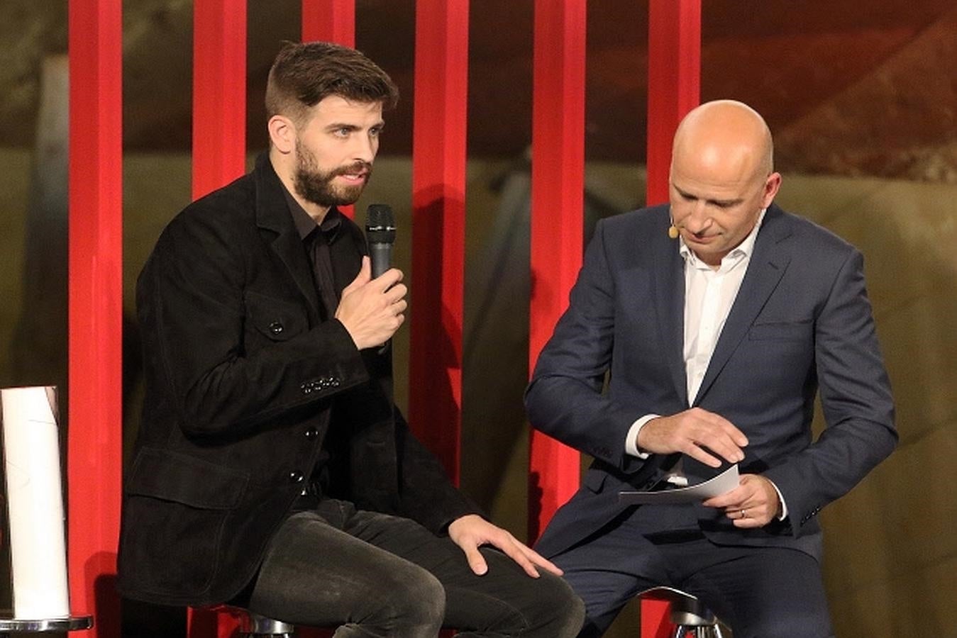 A Gerard Piqué se le escaparon las lágrimas al dedicar el premio a su padre.