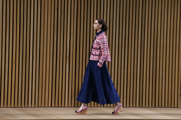 Karl Lagerfeld apuesta por siluetas muy femeninas.