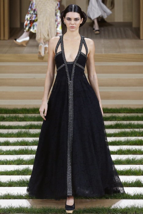 La modelo, con un look 'total black', ha sido una de las protagonistas del desfile de Alta Costura de la 'maison'.