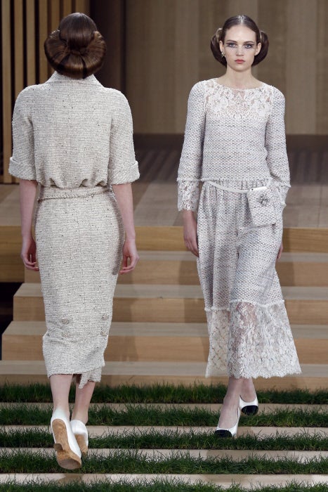 El tweed y los largos midi con inspiración años 40 se cuelan en el imaginario de Alta Costura de Chanel.