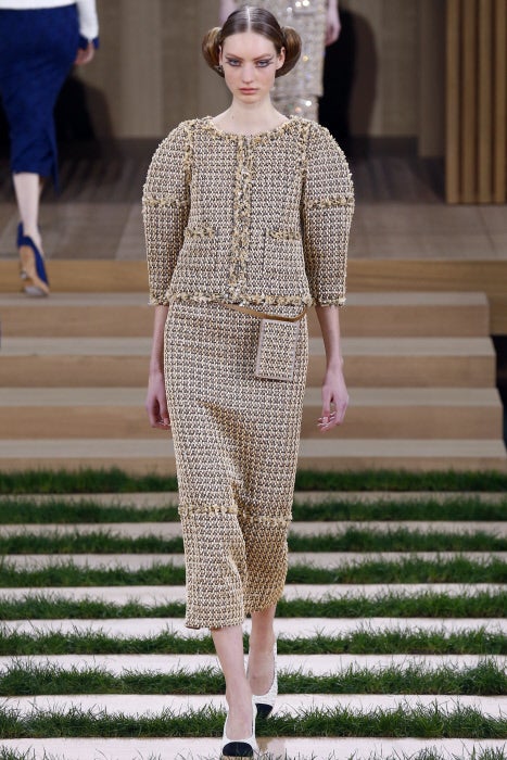 Chanel lanza su nuevo complemento estrella: unas alpargatas bicolores con tacón corrido.