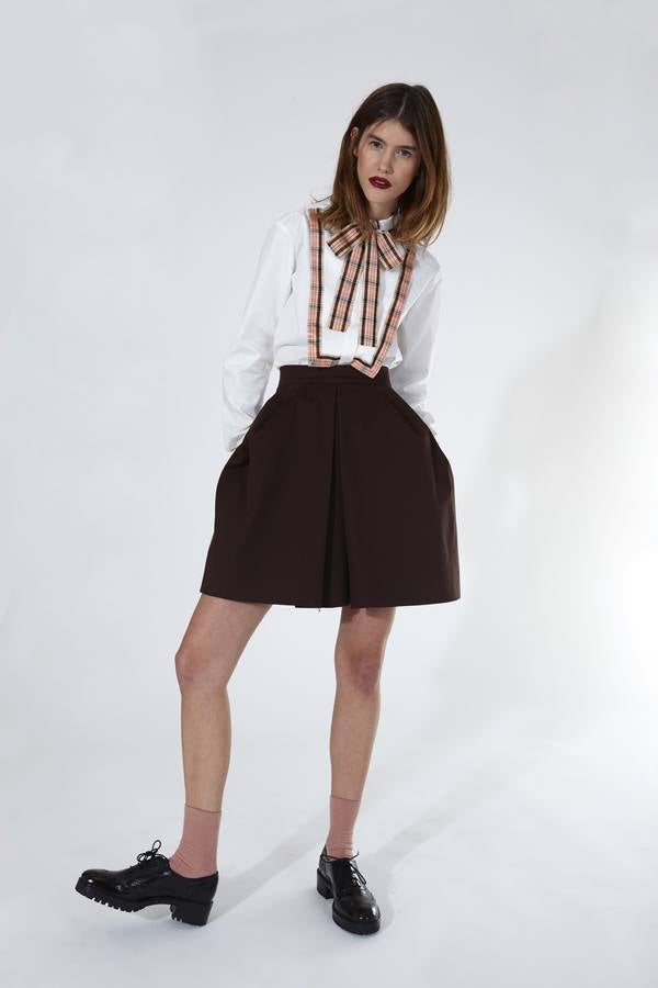 Blusa con lazada y falda tulipán, entre las propuestas de esta nueva línea.