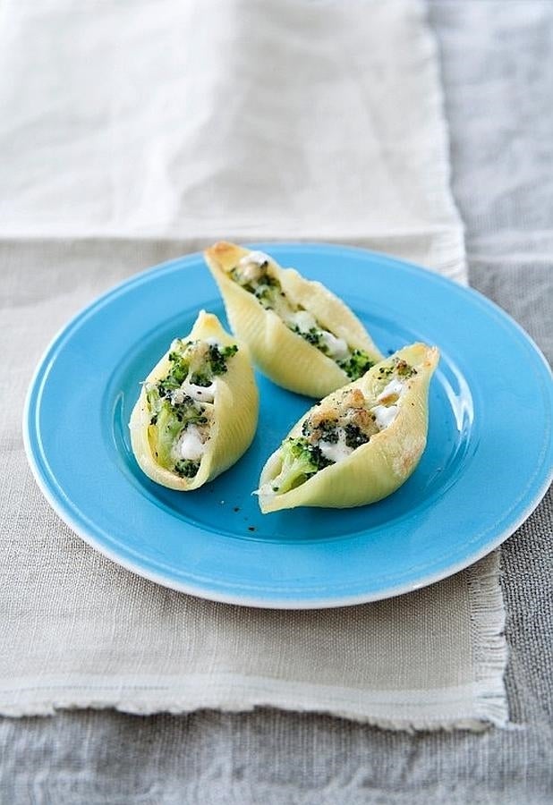 Hacemos la pasta (en forma de concha) al dente y rellenamos con brócoli hervido, ricotta y parmesano y espolvoreamos picatostes machacados. Podemos introducirlo durante unos minutos al horno hasta gratinarlo.