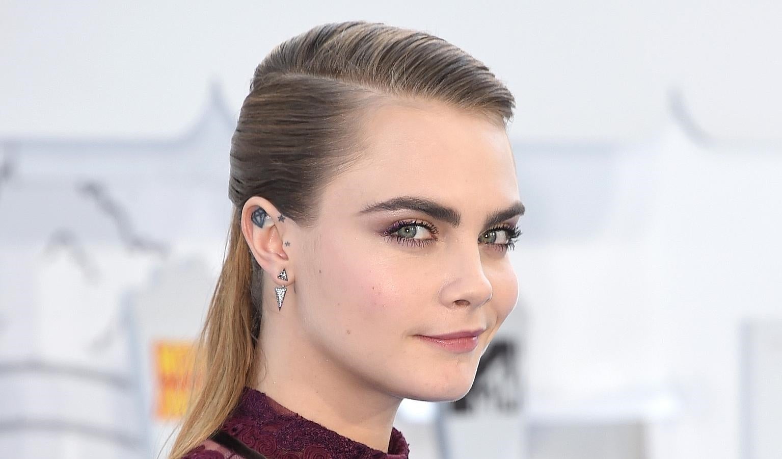 La menor de las Delevingne destaca a base de mostrar un desparpajo inusitado en un miembro de la aristocracia inglesa. Su salto al cine y a la música ha tenido bastante aceptación por parte de los críticos. Aspecto: Domina el estilo effortless como ninguna, es una de las reinas del estilo urbanita y el sporty chic, pero cuando pasea por las alfombras rojas, demuestra un arrojo que capitaliza los flashes.