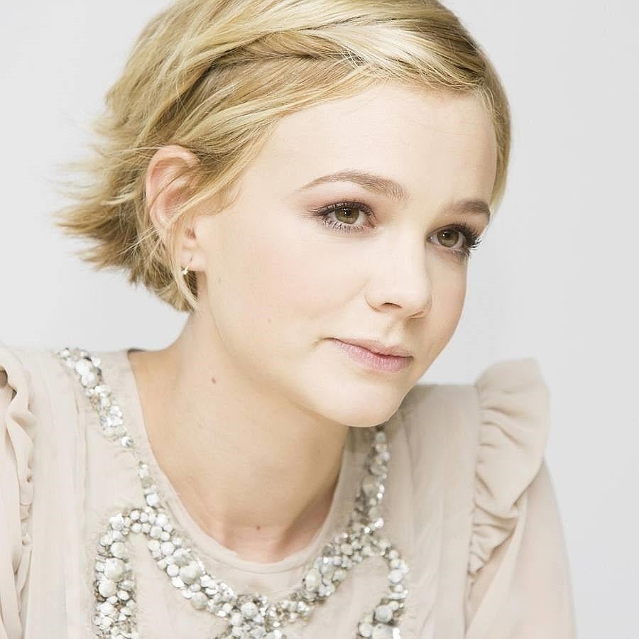 Ganadora de varios premios Bafta, la actriz es de las más prolíficas de su generación tanto en cine, como en teatro y televisión. Aspecto: Su peculiar estilo destaca por no esquivar el riesgo. Está claro que atreverse con el corte garçon no está al alcance de cualquiera. Su belleza frágil y delicada, concuerda con sus maquillajes, siempre discretos.