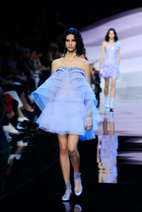 La organza se tiñe de azul y adopta sugerentes volúmenes en mini-vestidos como este.