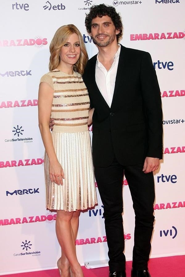 Con traje negro él, y Alexandra Jiménez con vestido de Teresa Helbig. Así posaron los protagonistas de la comedia dirigida por Juana Macías.