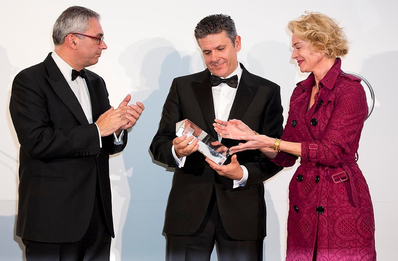 el periodista Roberto Arce recibió el IV Premio al Compromiso Masculino de manos de Carlos Izquierdo Torres, Consejero de Asuntos Sociales de la Comunidad de Madrid, y Belén Rueda, premio Mujerhoy 2013 durante la gala de entrega de los VII Premios Mujerhoy.