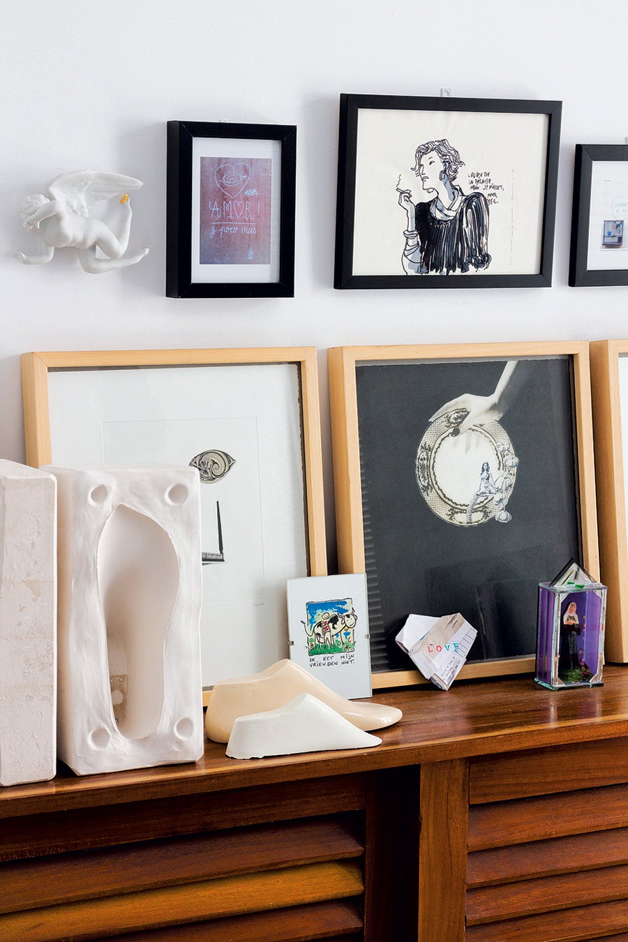 Sobre el que destaca un tríptico serigrafía de Sean Mackaoui y moldes de hormas Laetitias.