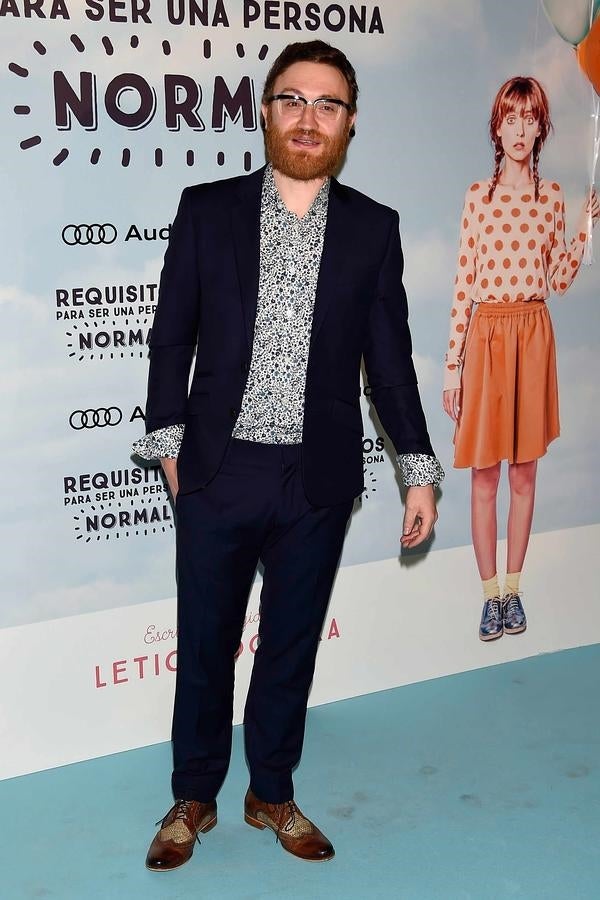 El actor Manuel Burque y su personaje en 'Requisitos para ser una persona normal' comparten estilo.