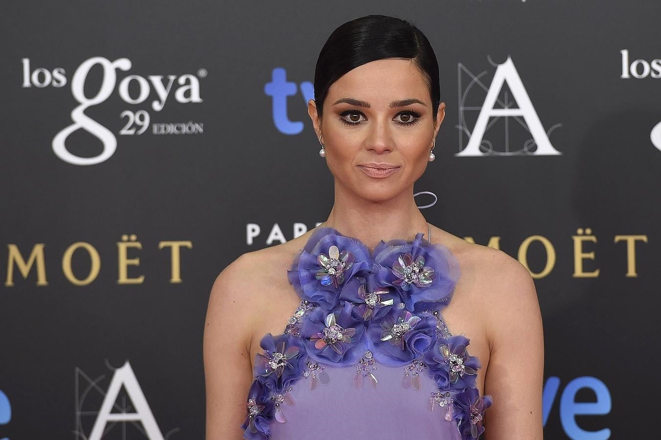 Dafne Fernández con un recogido pulido peinado con raya lateral en los Premios Goya 2015. Como maquillaje la actriz eligió destacar sus ojos con eyeliner y abundante máscara de pestañas.