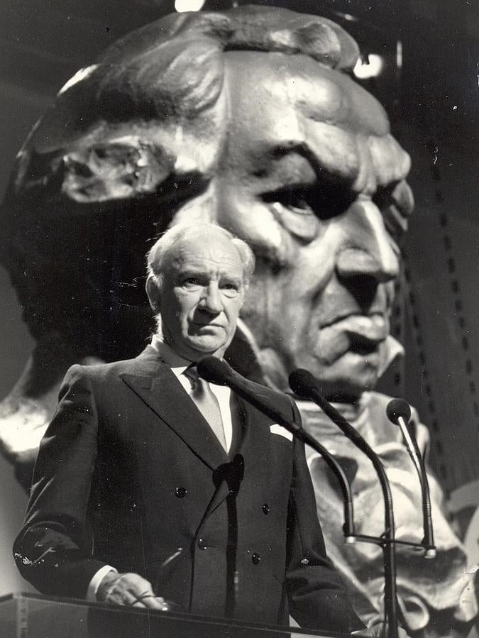 Fernando Fernán Gómez en el atril con un Goya enorme escoltándole.