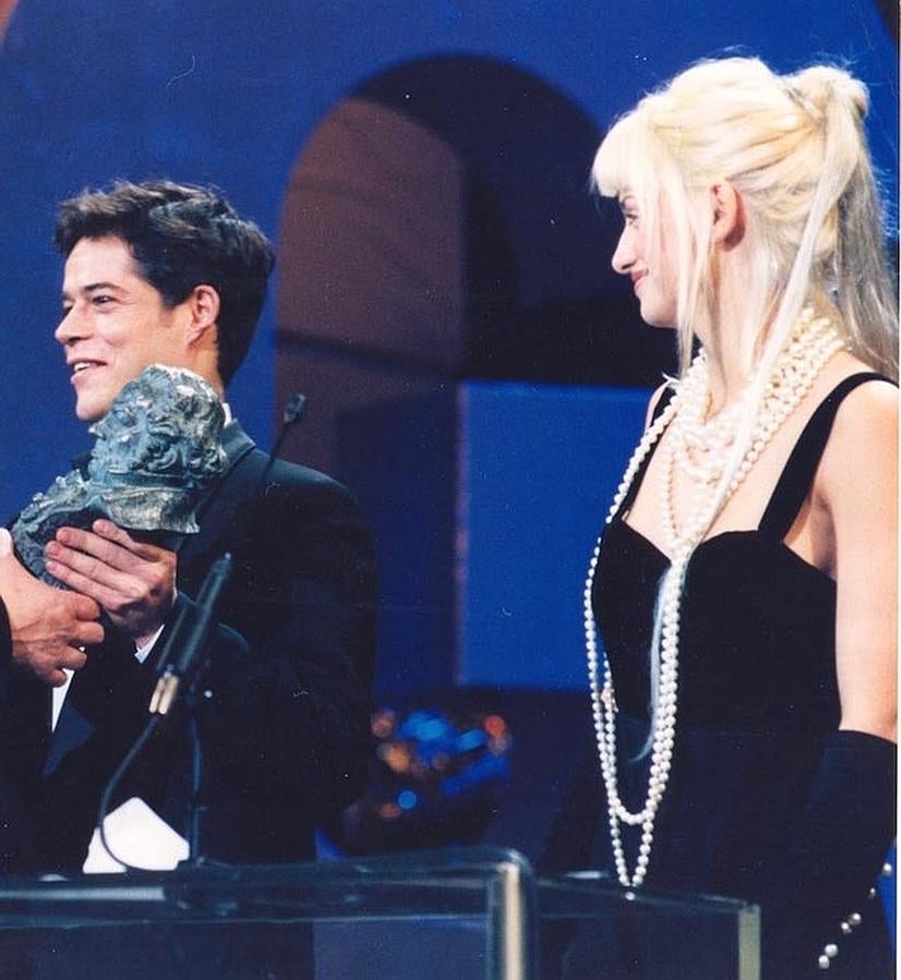 Jorge Sanz con su Goya en las manos con una joven (y rubia) Penélope Cruz mirándole con atención.