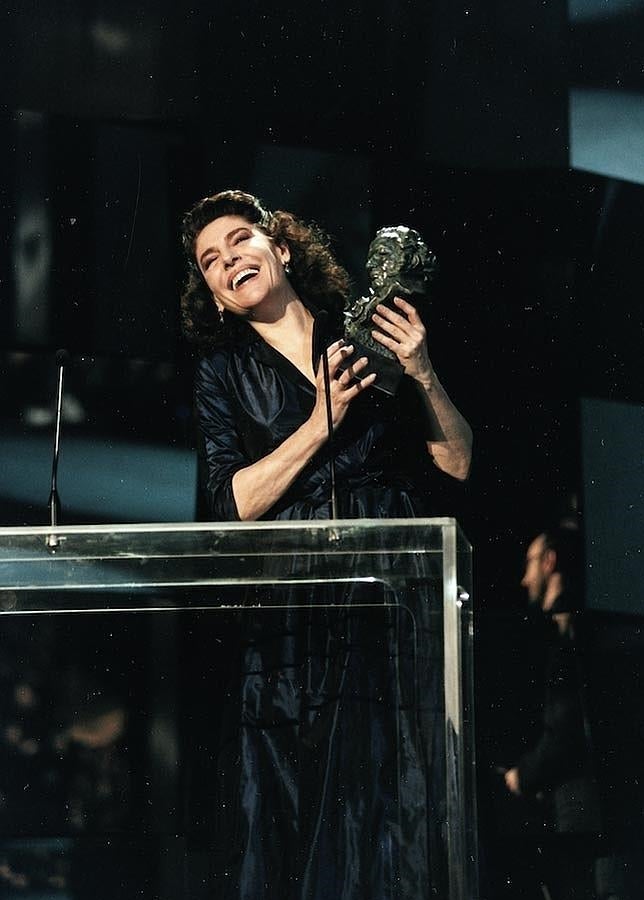 Charo López celebra su premio por su papel como actriz de reparto en 'Secretos del corazón'.