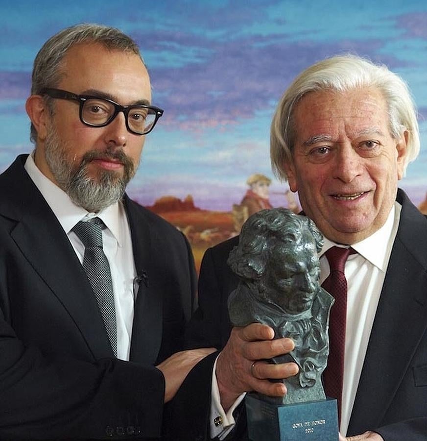 Álex de la Iglesia entregó el Goya de Honor a Antonio Mercero días antes de la gala en su propia casa por cuestiones de salud.