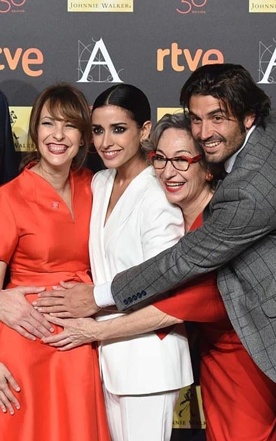 A la espera de que se celebra la gala, mostramos esta foto en la que los nominados de 'La novia', tocan la tripa de embarazada de la directora de la cinta, Paula Ortiz, también candidata.