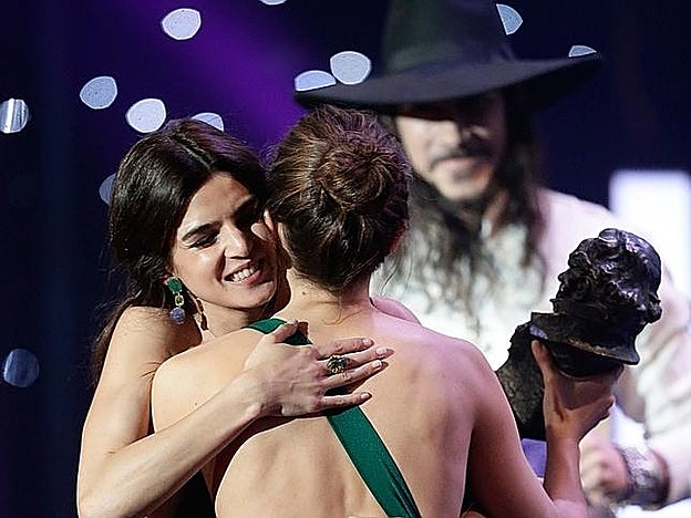 Galería. Clara Lago abraza emocionada a Irene Escolar.