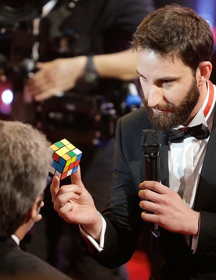 Ricardo Darín aprovecha el discurso de Dani Rovira para resolver un cubo de Rubik en tiempo récord.