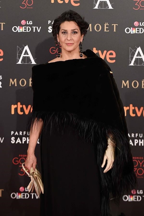La actriz, con look total black con detalle de plumas de Elena Benarroch.