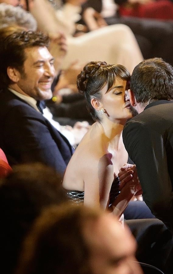 Dani Rovira aprovecha para pedirle un beso a Penélope Cruz.