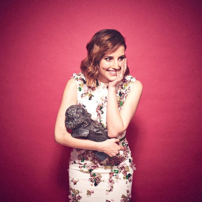 La galardonada actriz posaba incrédula con su estatuilla