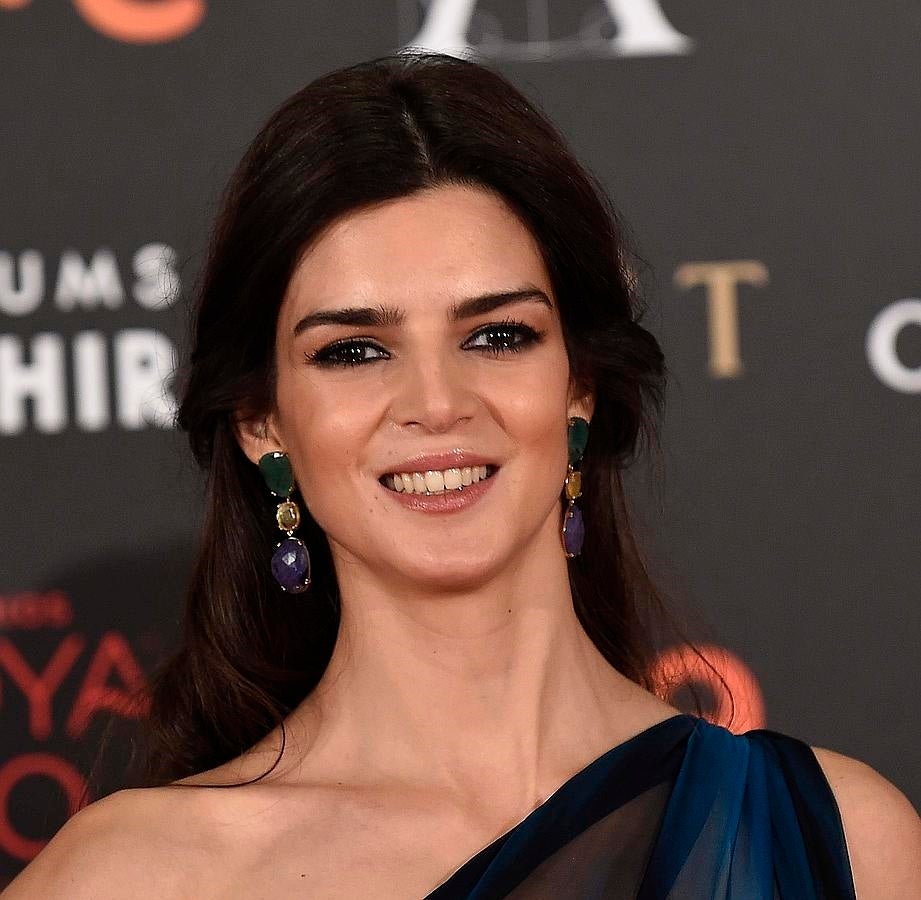 Sencilla pero guapísima, Clara Lago optó por hacerse un semirrecogido y lucir su larga melena suelta. Maquillada por Chanel, destacaba su mirada enmarcada con eyeliner negro y máscara de pestañas y su boca con gloss.
