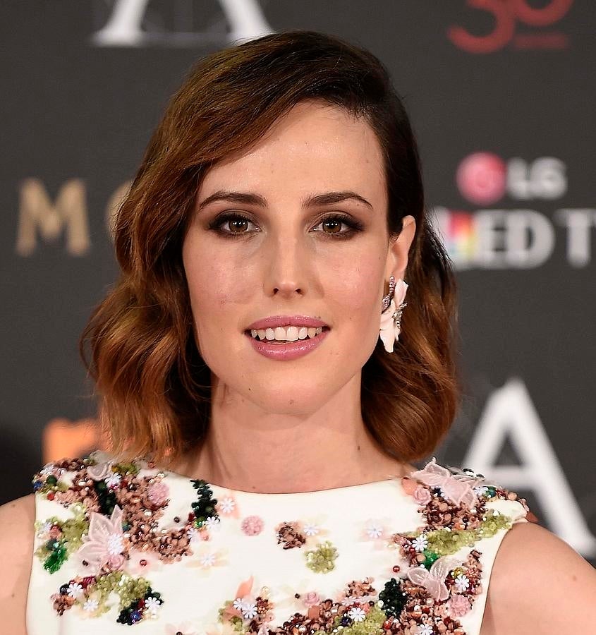 Natalia de Molina, una de las triunfadoras de la noche con su premio a la Mejor Actriz, lució un look muy sencillo para acompañar su impresionante vestido. Su melena midi peinada con ondas y raya lateral y un maquillaje en el que destaba su mirada con sombras en tonos marrones y sus labios en rosa claro.