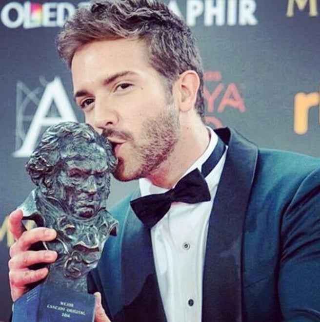 El cantante colgaba esta foto con su estatuilla.