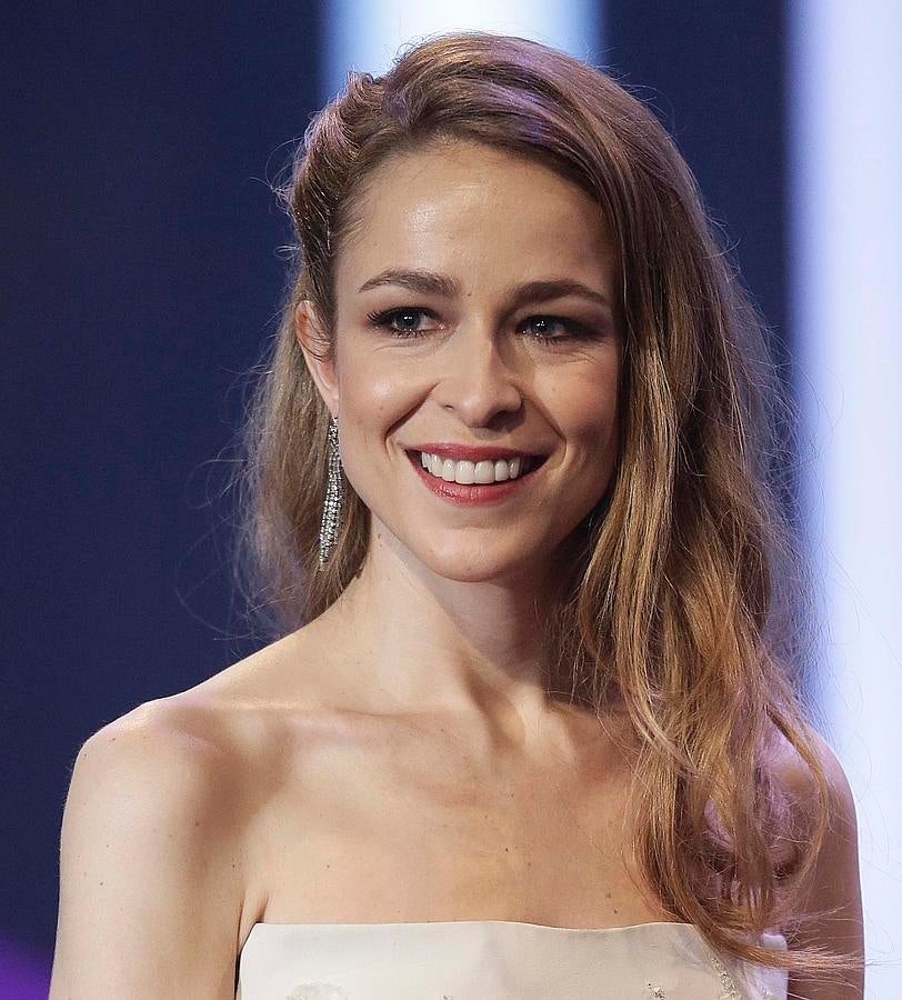 La actriz fue una de las más elegantes de la noche y completó su estilismo con un sencillo peinado: melena suelta peinada con ligeras ondas en las puntas que recogió solo en uno de los lados. Y maquillaje natural, obra de Miguel Álvarez, maquillador de MaxFactor en el que destacaba el sutil ahumado de los ojos en tonos naturales.