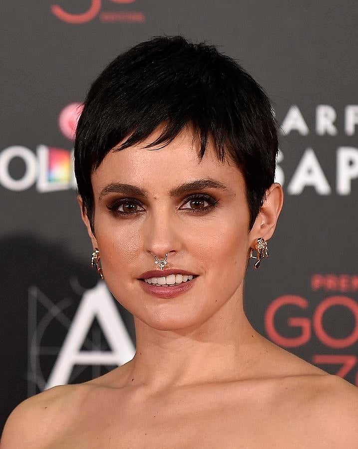 La actriz Verónica Echegui lució un corte de pelo estilo garçon con el flequillo muy cortito y un maquillaje intenso con tonos granates tanto en los ojos como en los labios.