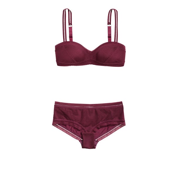 En burdeos, propuesta lencera de H&M (Precio: 14.99 euros la parte de arriba y 7.99 euros la de abajo).