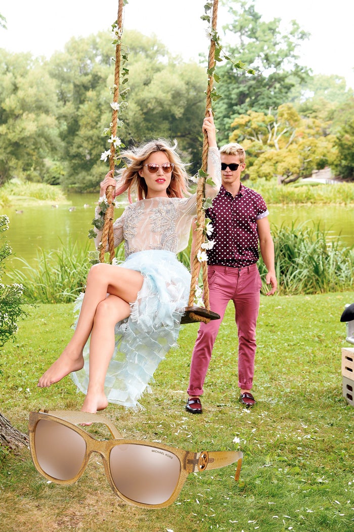Romántica y soñadora. Así es y así parece Georgia May Jagger en la campaña de Sunglass Hut para San Valentín, Shades of you, fotografiada en un entorno idílico. "Para una de las escenas, utilizamos un antiguo columpio colgado de un árbol junto a un lago. Un lugar perfecto para pasar San Valentín", asegura Georgia. (Michael Kors)