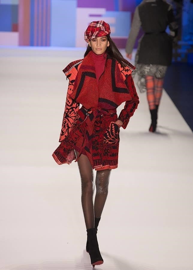 Paleta cromática en tonos rojos, morados, marrones y púrpuras.