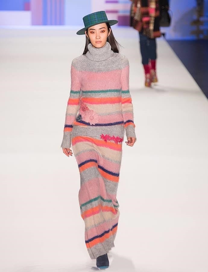 Vestido largo de lana con rayas de colores.