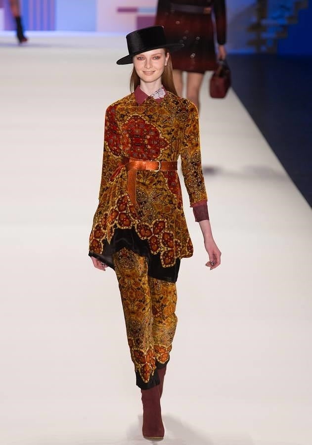 Look estampado oriental en tonos morrones con sombrero negro.