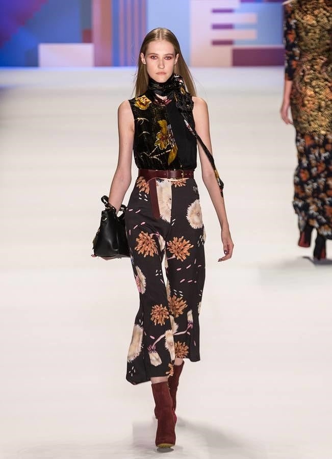 Look en tonos marrones decorado con estampado floral.