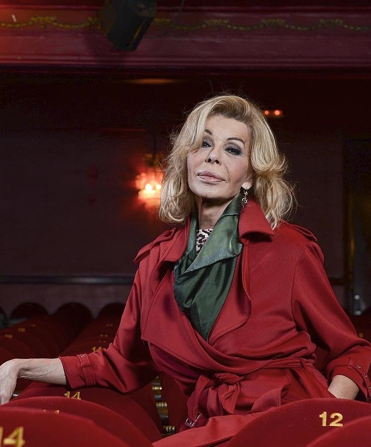 Bibiana Fernández posa en el patio de butacas del teatro Infanta Isabel, donde interpreta, junto a MAnuel Bandera. 'El amor está en el aire'.