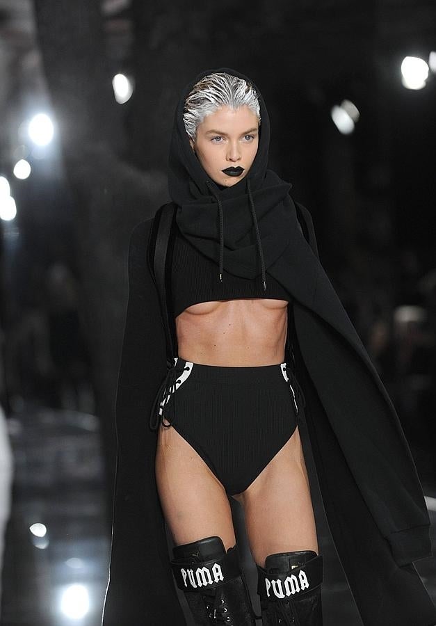 El color negro está muy presente en toda la colección de la cantante.