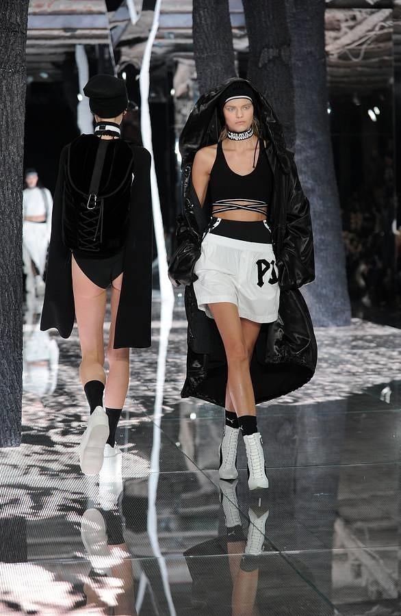 Short blanco de boxeo combinado con top negro.