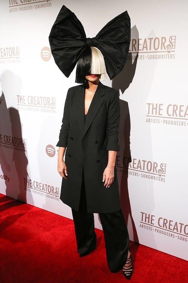 La cantante nos sorprendió con este llamativo tocado en forma de lazo.