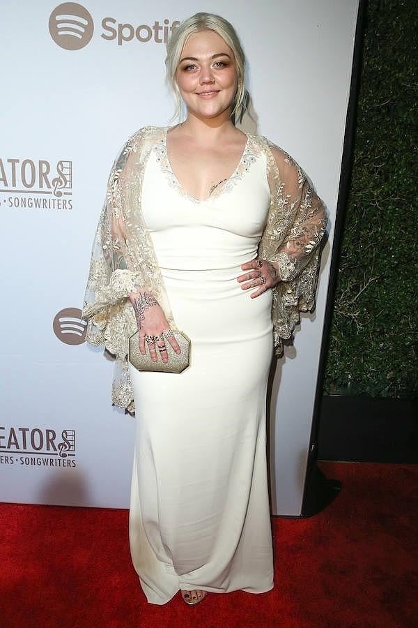 Elle King lució un vestido color crema con mangas de encaje.