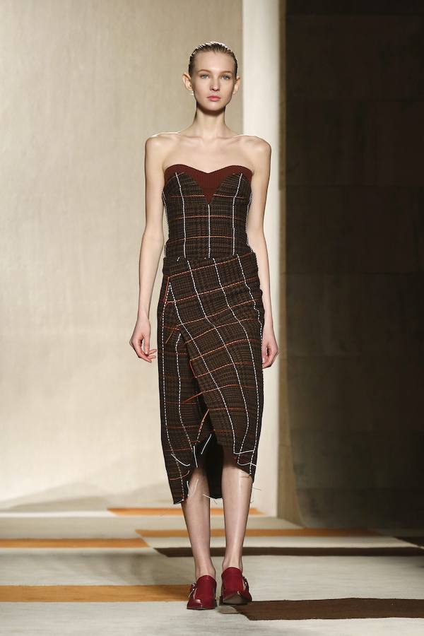 Uno de los vestidos que la diseñadora propone para el invierno de 2016