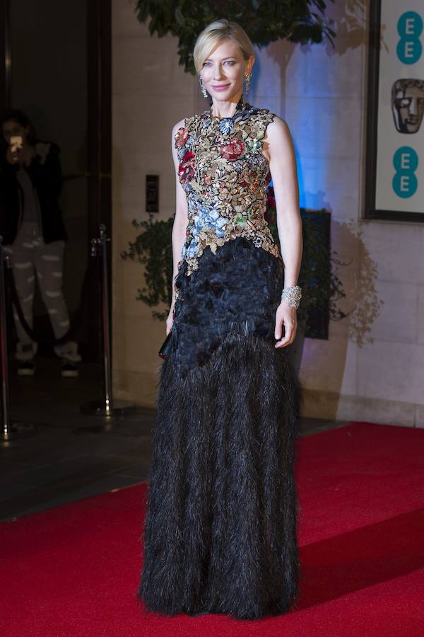 La actriz escogió un vestido con falda de plumas obra de Alexander McQueen sobre la alfombra roja