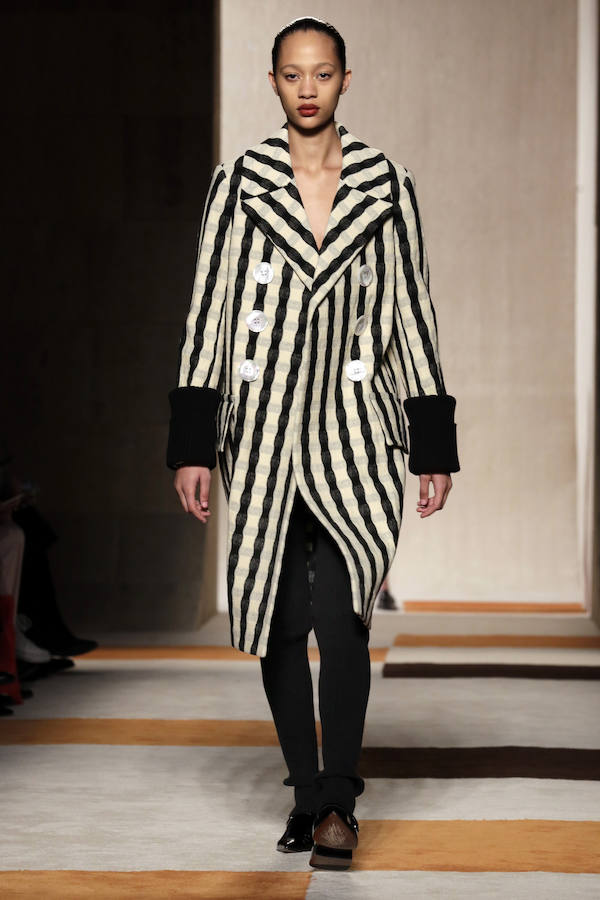 La diseñadora apuesta por la comodidad en looks como este compuesto por pantalón ajustado, zapato plano y abrigo ancho